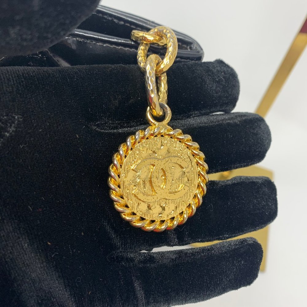 authentic Chanel Quilted  Leather CC Logo bag - Picture 16 of 16